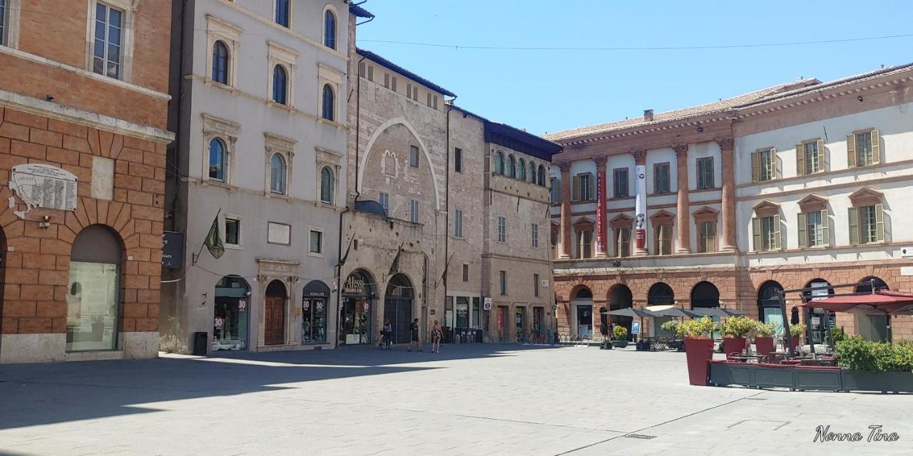 Nonna Tina In Centro Citta Apartment Foligno Exterior foto